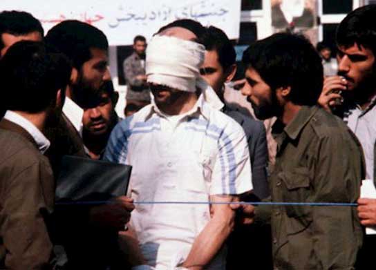 کارتر باید در درجه اول از اتباع امریکائی محافظت کند، نه از شخص احمقی چون شاه